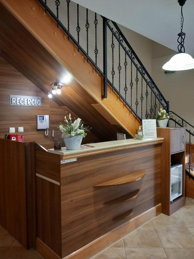 Kata Panzio Hotel Oroszlany Ngoại thất bức ảnh
