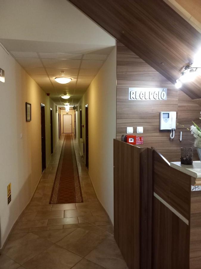 Kata Panzio Hotel Oroszlany Ngoại thất bức ảnh