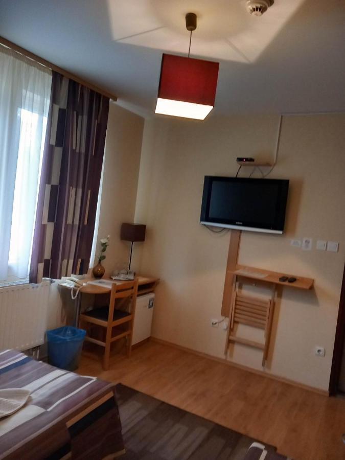 Kata Panzio Hotel Oroszlany Ngoại thất bức ảnh