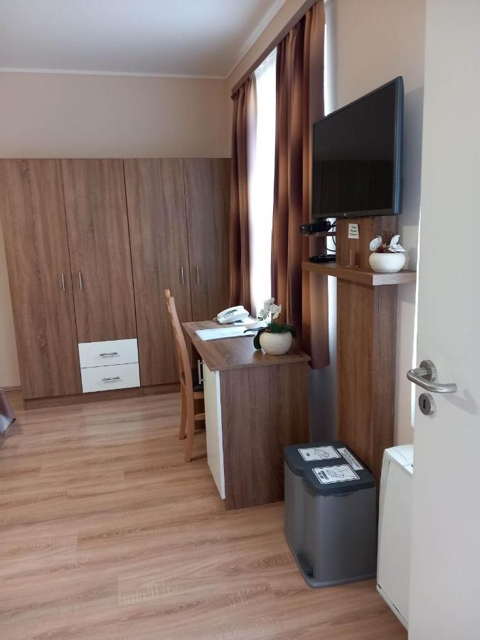 Kata Panzio Hotel Oroszlany Ngoại thất bức ảnh