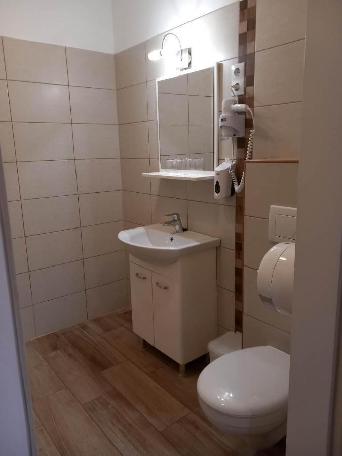Kata Panzio Hotel Oroszlany Ngoại thất bức ảnh