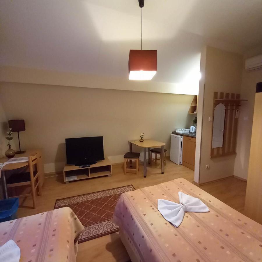 Kata Panzio Hotel Oroszlany Ngoại thất bức ảnh